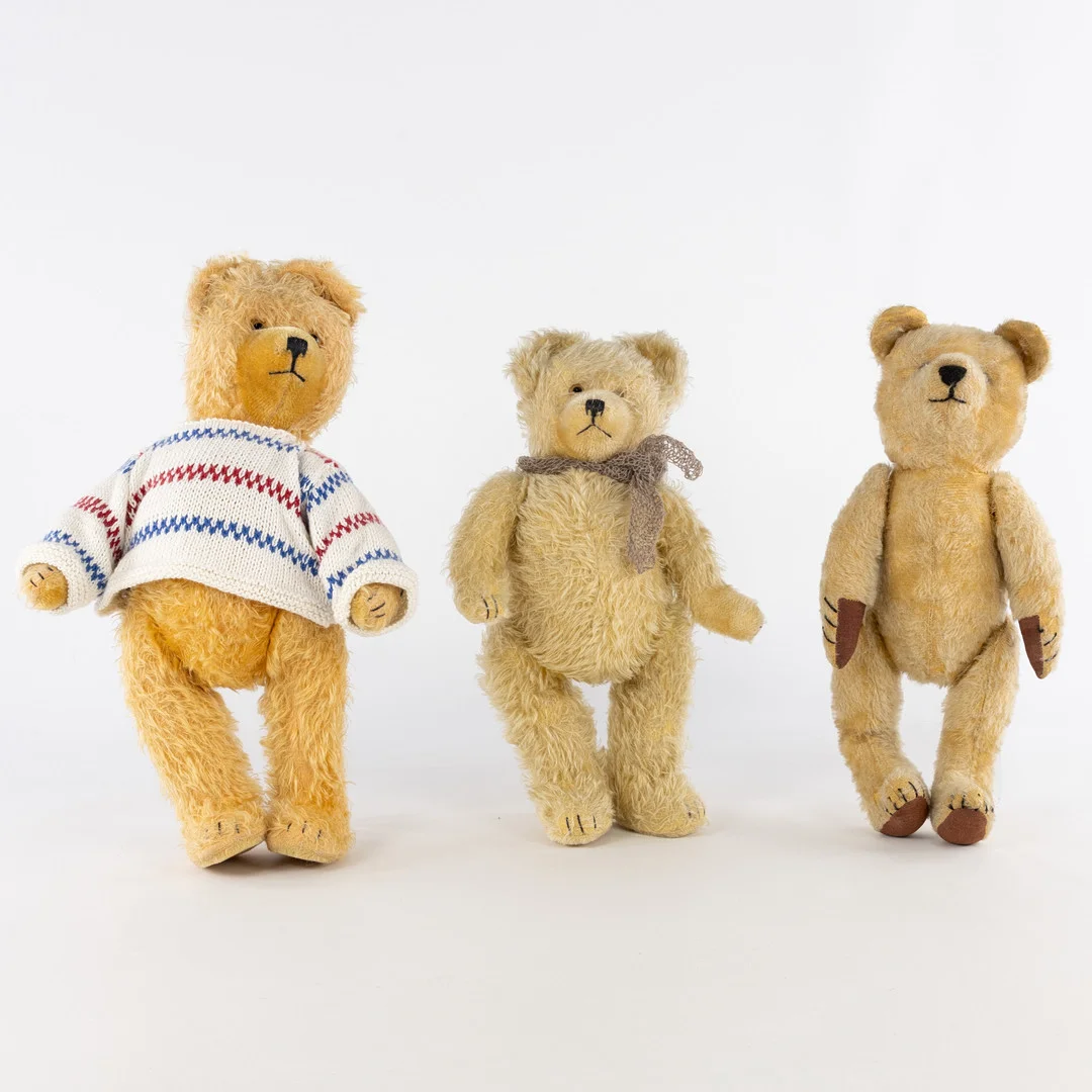 TEDDYBJÖRNAR, 3 st, sannolikt Steiff. — Dolls & Teddybears — Karljohan Auktioner