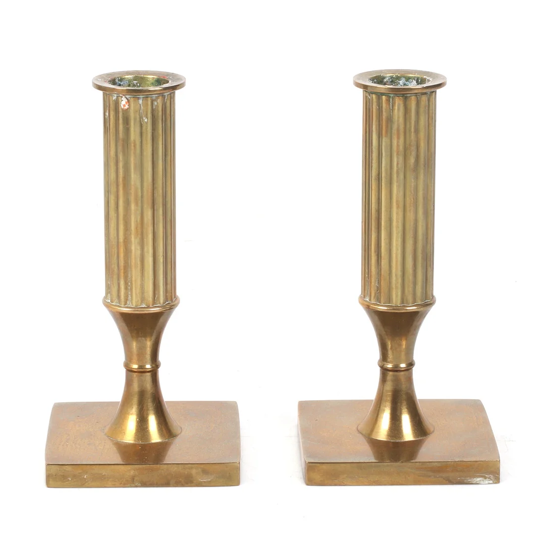 LJUSSTAKAR, 1 par, gustaviansk stil, mässing, Metallslöjden Gusum, 1976. — Candlesticks — Stadsauktion Sundsvall
