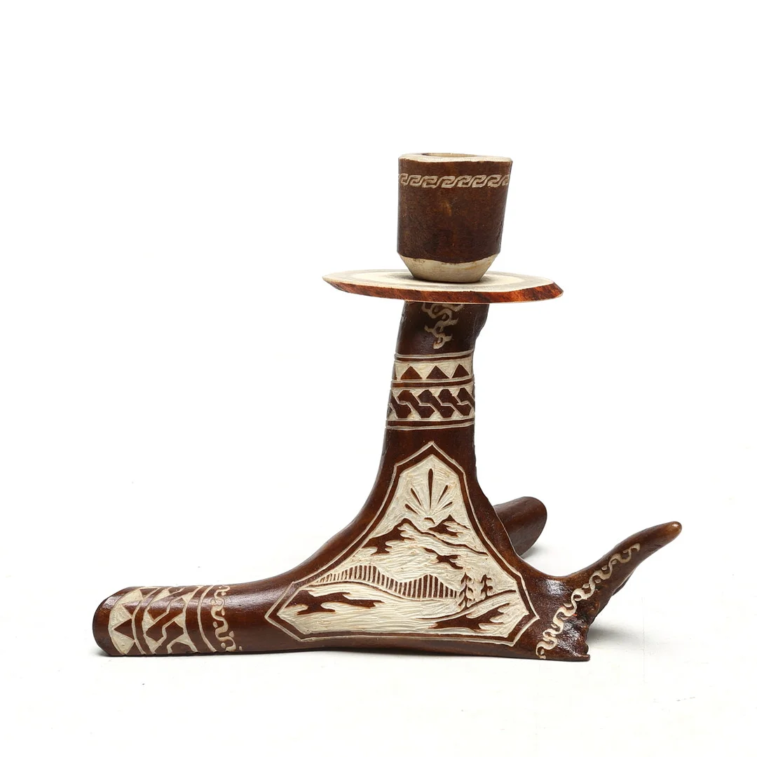 LJUSSTAKE, renhorn, samisk, monogramsignerad. — Candlesticks — Kalmar Auktionsverk