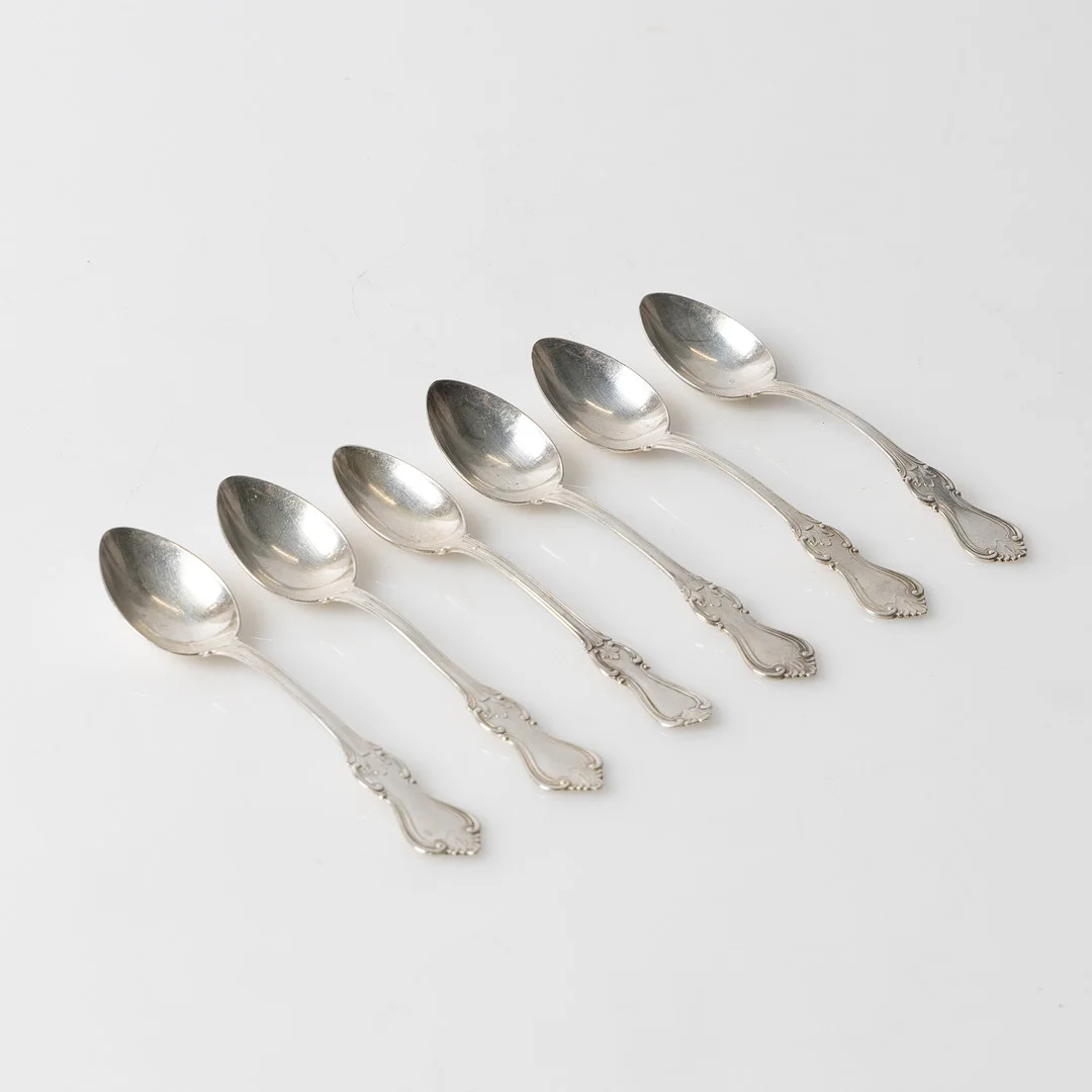 TESKEDAR, halvt dussin, 12 stycken, modell Olga, C. G . Hallberg, 1900-tal, vikt ca 114 gram. — Silver — Stockholms Auktionsverk Helsingborg