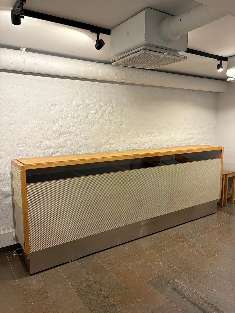 MONTERDISK, 2000-tal, ek, med 3 glasade toppmontrar, samt lådor och förvaring. — Other — Stockholms Auktionsverk Magasin 5