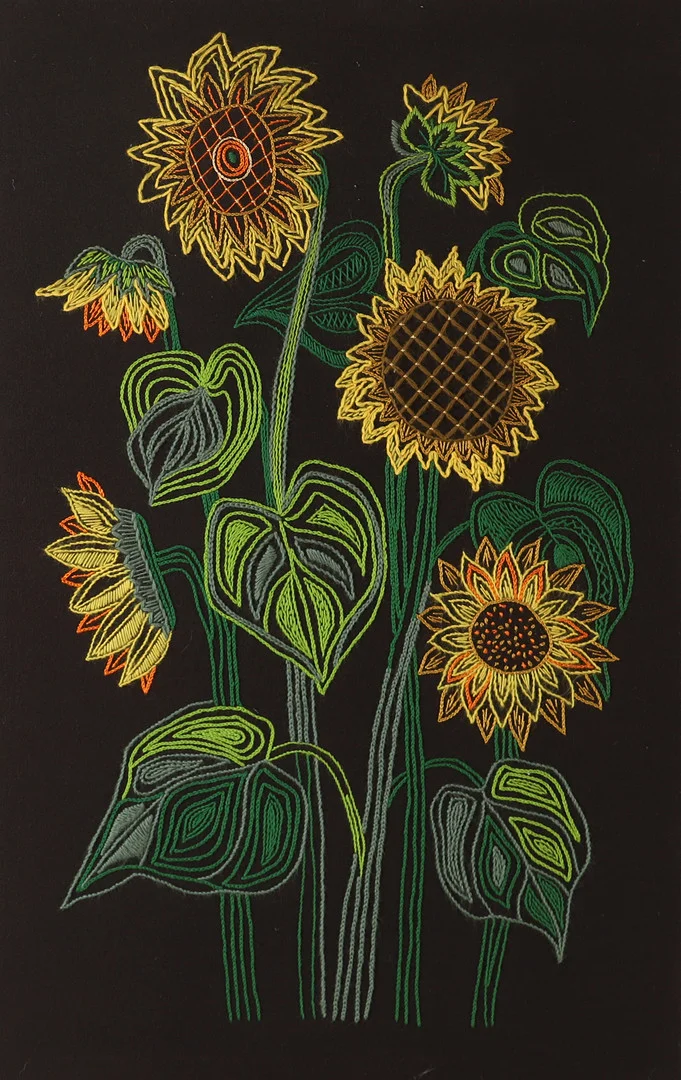 BONAD, broderade solrosor, uppspänd på ram, 1900-tal. — Textiles — Helsingborgs Auktionskammare