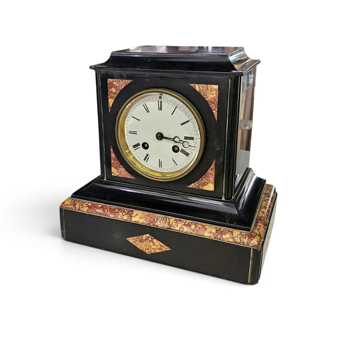 Reloj de sobremesa de mármol belga, Siglo XIX. Maquinaria París de horas y medias. — Mantel clocks — Arce Auctions