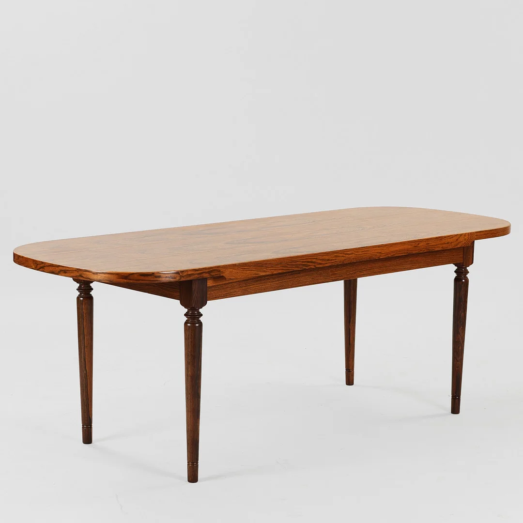 Sofabord af palisander med runde kanter og drejede ben, Danmark, ca. 1950'erne. — Coffee Tables — Palsgaard Kunstauktioner