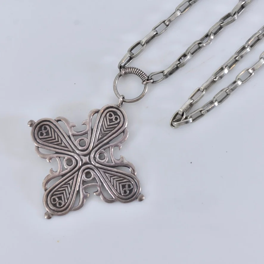HALSKEDJA, med hänge, silver, Kalewala Kory Oy Helsingfors, Finland. — Necklace — Halmstads Auktionskammare