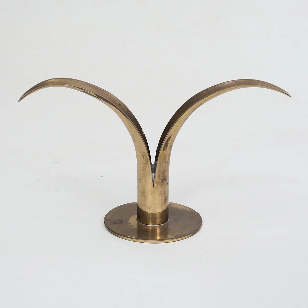 IVAR ÅLENIUS-BJÖRK. Ljusstake "Liljan", mässing. Ystad-Metall. 1900-talets andra hälft. — Candlesticks — Auktionshuset Thelin & Johansson