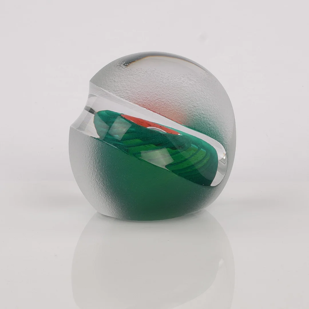 MONICA BACKSTRÖM. Brevpress, konstglas, Limited Edition, Kosta Boda, signerad. — Art glass — Auktionsfirma Kenneth Svensson i Kalmar