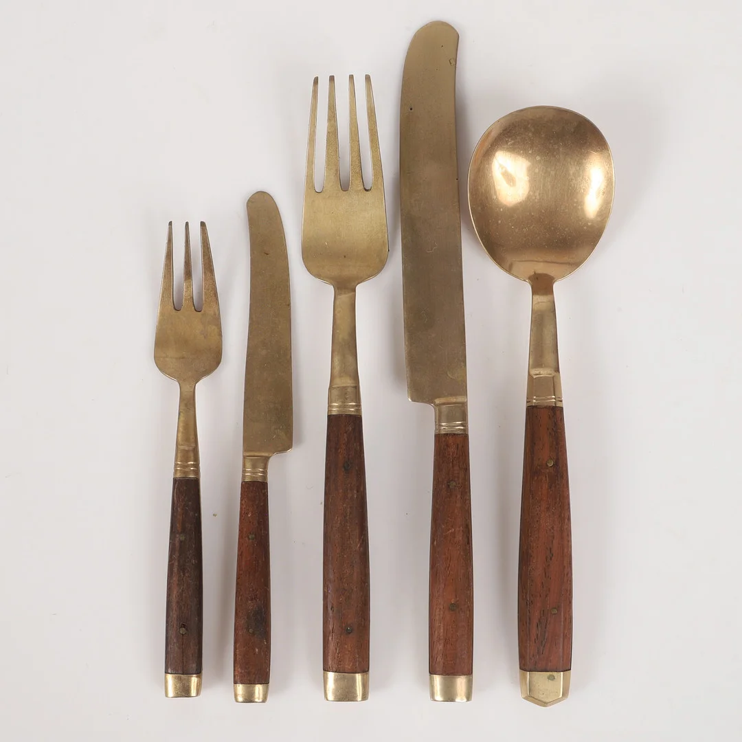 BESTICKUPPSÄTTNING, 38 delar, mässing/teak, 1900-tal. — Pewter, Brass & Copper — Helsingborgs Auktionskammare