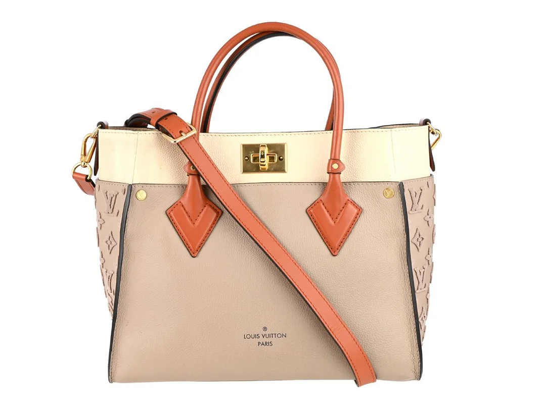 VÄSKA, LOUIS VUITTON, On My Side MM, Monogram tufting on Nappa, Galet Grey läder, guldfärgade beslag, 30,5x2412 cm, märkt SR2139, år 2019, avtagbar axelrem, dustbag, kartong, fläckar på läder, bruksslitage. — Accessoarer/Väskor — Kaplans
