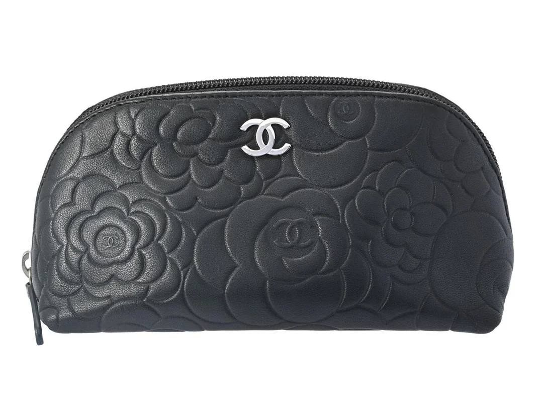 CHANEL, NECESSÄR, Camellia Pouch, svart embossed lammskinn, silverfärgade beslag, 18x9x7 cm, hologrammärkt 14145021, år 2010-2011. Excellent Condition. — Accessoarer/Necessärer — Kaplans