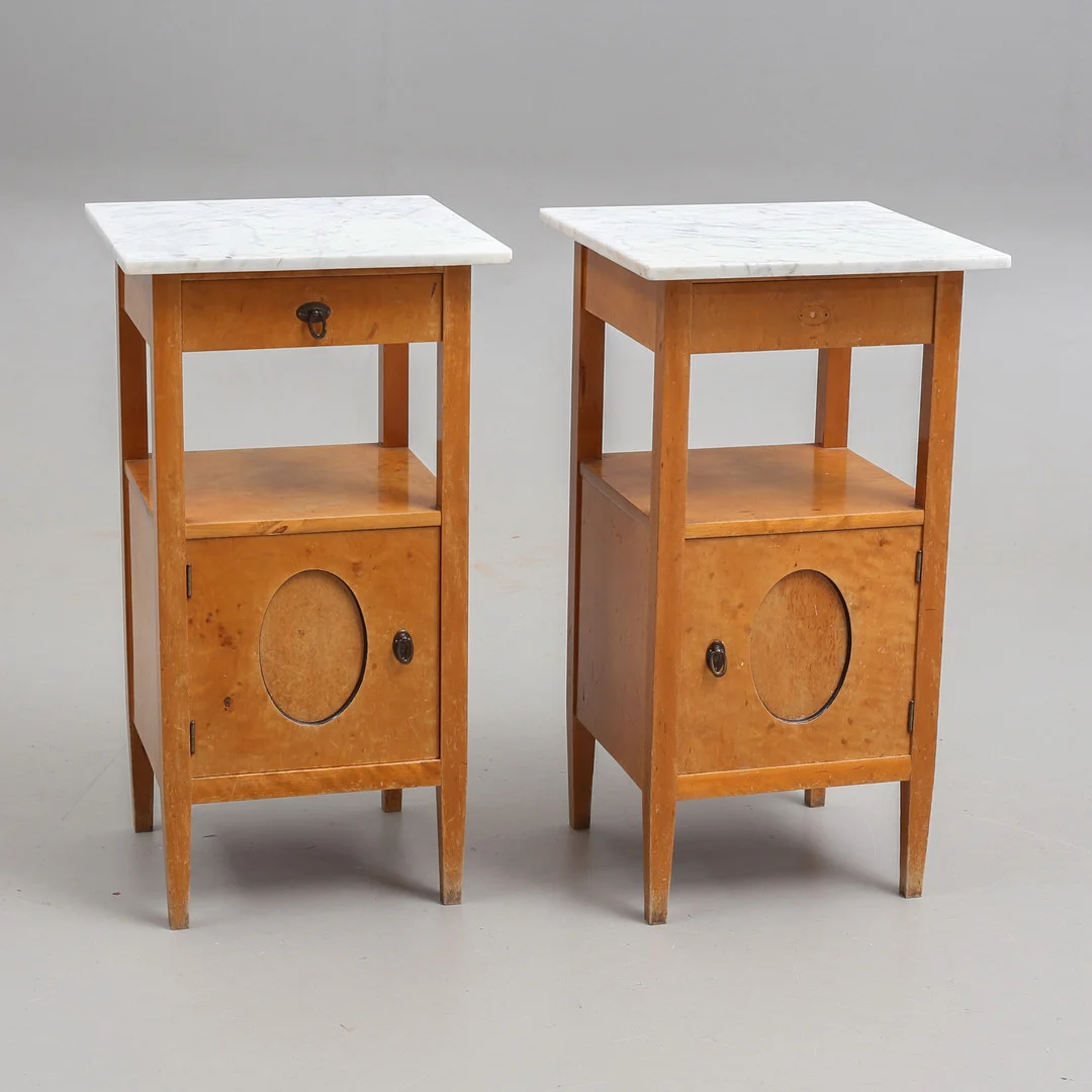 SÄNGBORD med STENSKIVOR, ett par, 1800/1900-tal. — Tables — Auktionshuset Thelin & Johansson
