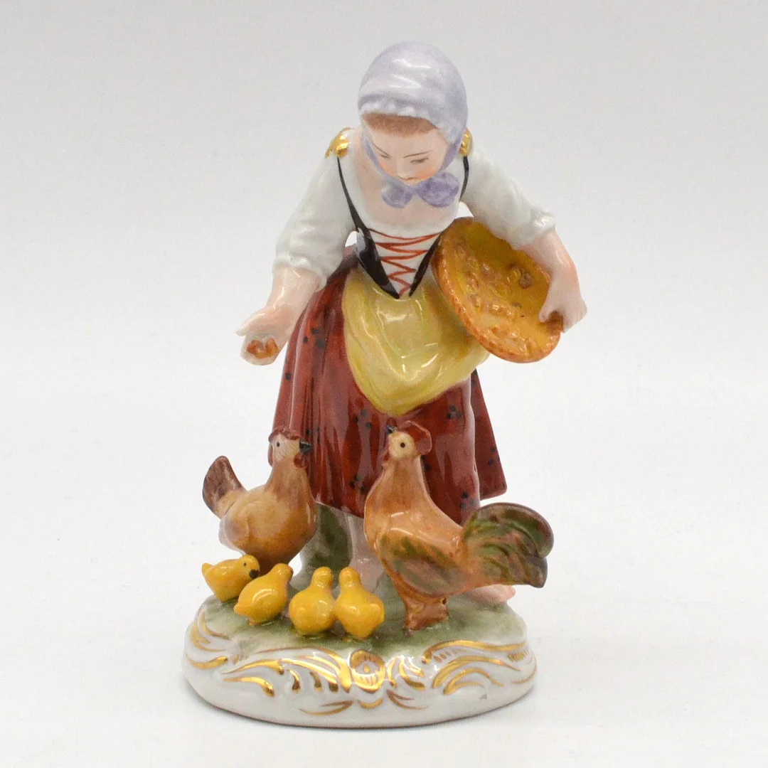 ERNST BOHNE & SÖHNE. "BÄUERIN UND HÜHNER", TÜRINGER PORZELLANFIGUR, POLYCHROM, DEUTSCHLAND, UM 1950. — European — Kunst- und Auktionshaus Kleinhenz