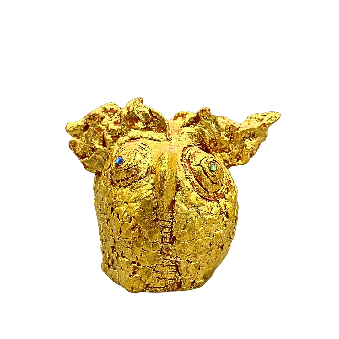 ABSTRAKTE EULENSKULPTUR AUS GETÖPFERTEM UND VERGOLDETEM TON. — Sculptures & Bronzes — Auktionshaus Stuber's Hammerschlag