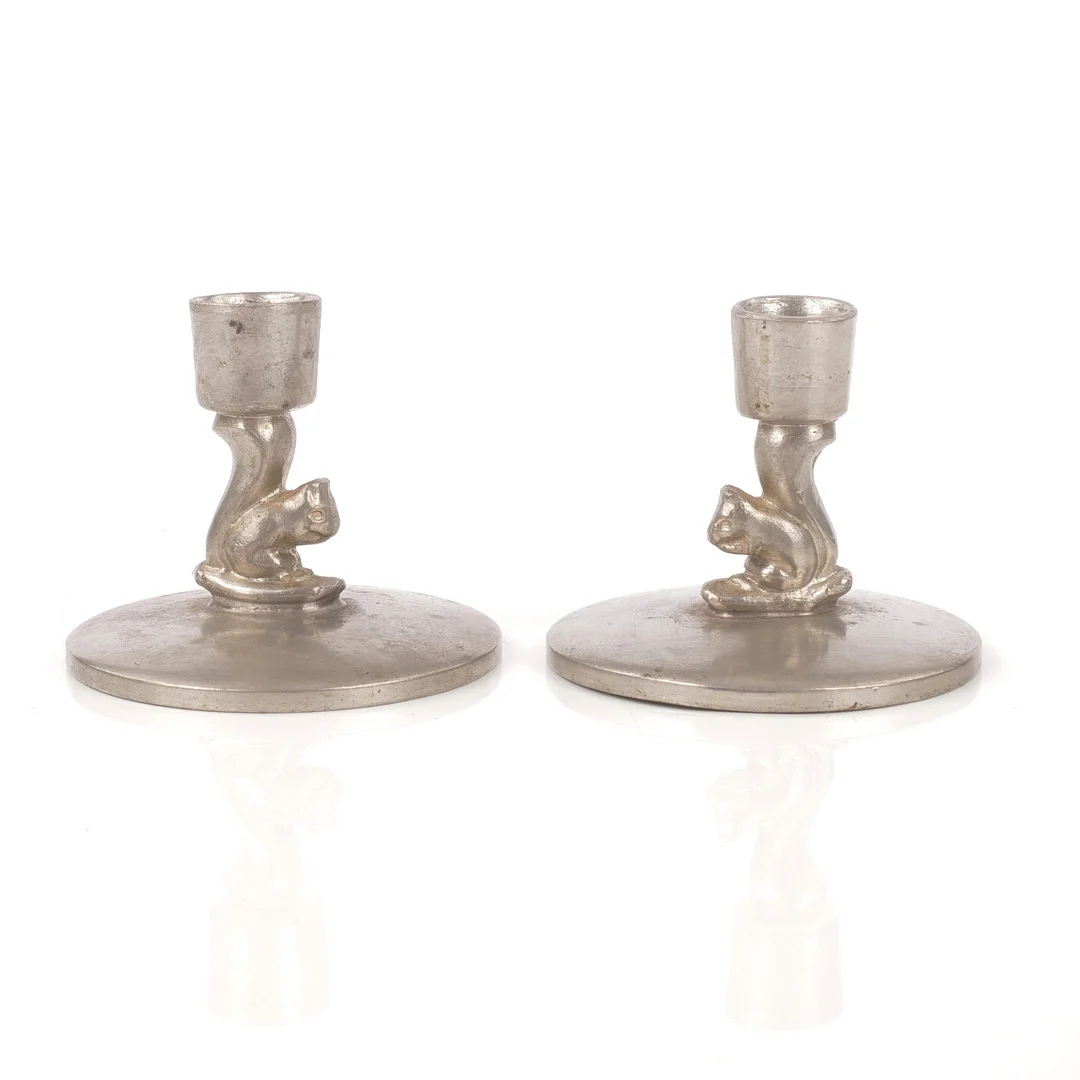 LJUSSTAKAR, ett par, med ekorre, tenn, FAK Svenskt tenn. — Candlesticks — Auktionsfirma Kenneth Svensson i Kalmar