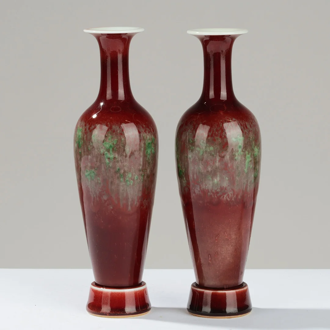 Et par kinesiske vaser med løs sokkel, okseblods glasur, Kangxi stil ca. 1890 (2+2). — Oriental — Palsgaard Kunstauktioner