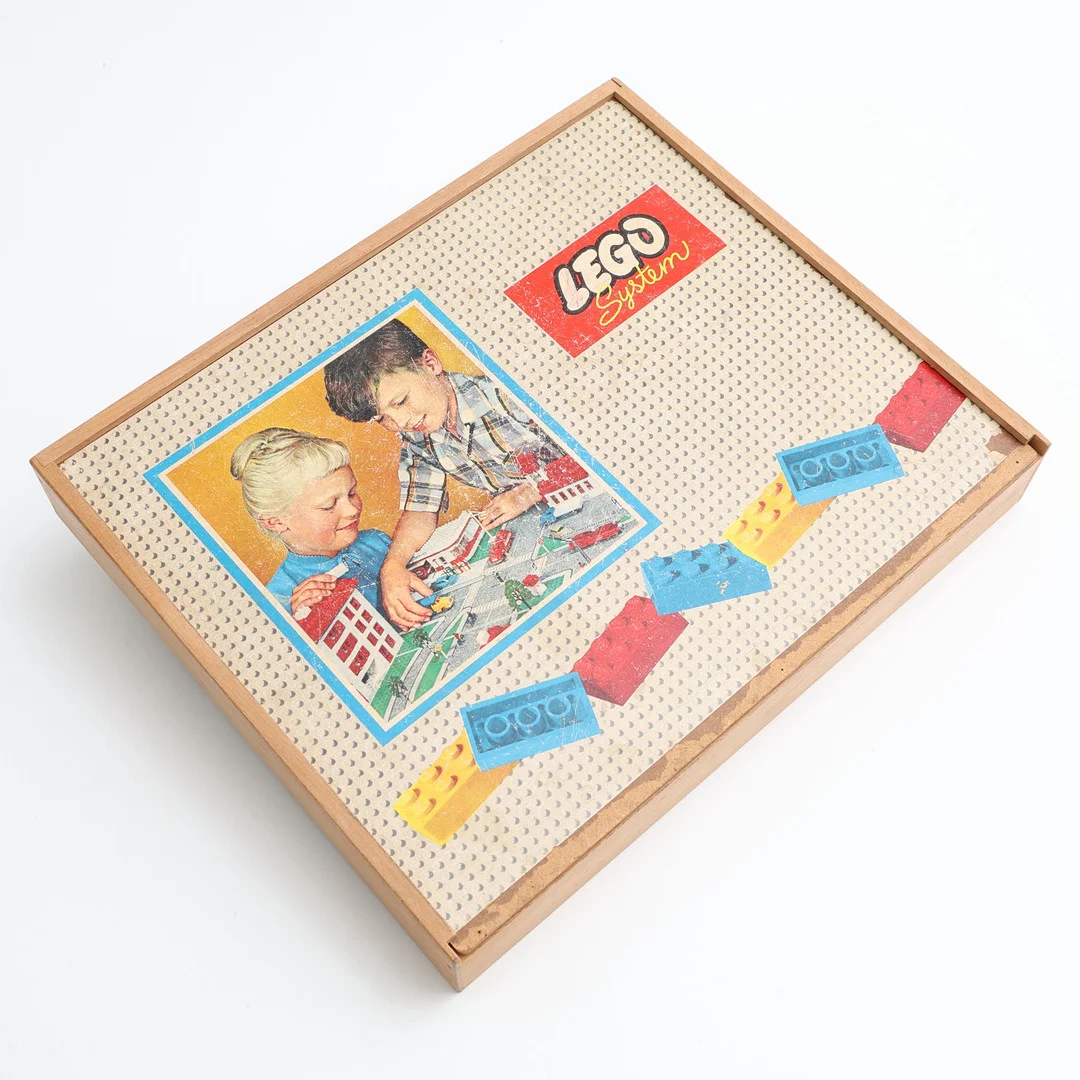 LEGO System, i trälåda, 1960-tal. — Other toys — Auktionshuset Thelin & Johansson