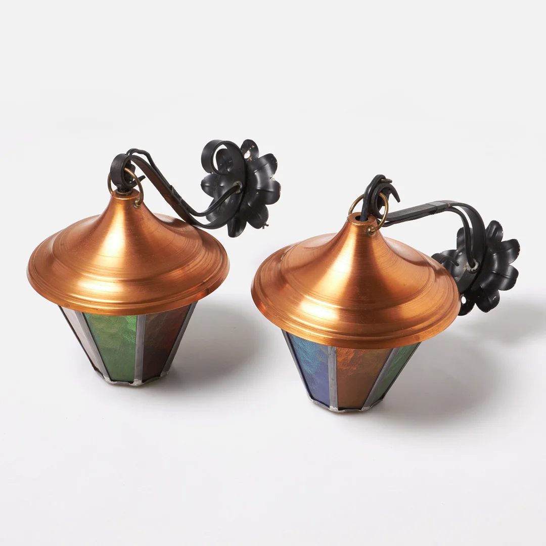 VÄGGLYKTOR, 1 par, 1900-talets senare del, olikfärgat glas med blyinfattning, etikettmärkta N.G. — Wall Lights — Stockholms Auktionsverk Sickla