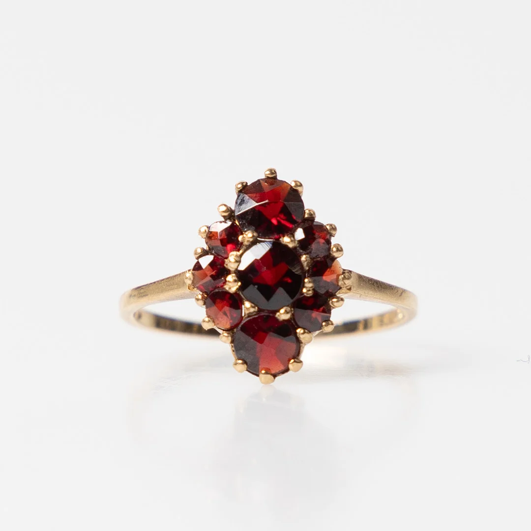 RING, 18K guld med granater, Gustav Dahlgren & Co, Malmö, 1941. — Rings — Stockholms Auktionsverk Helsingborg