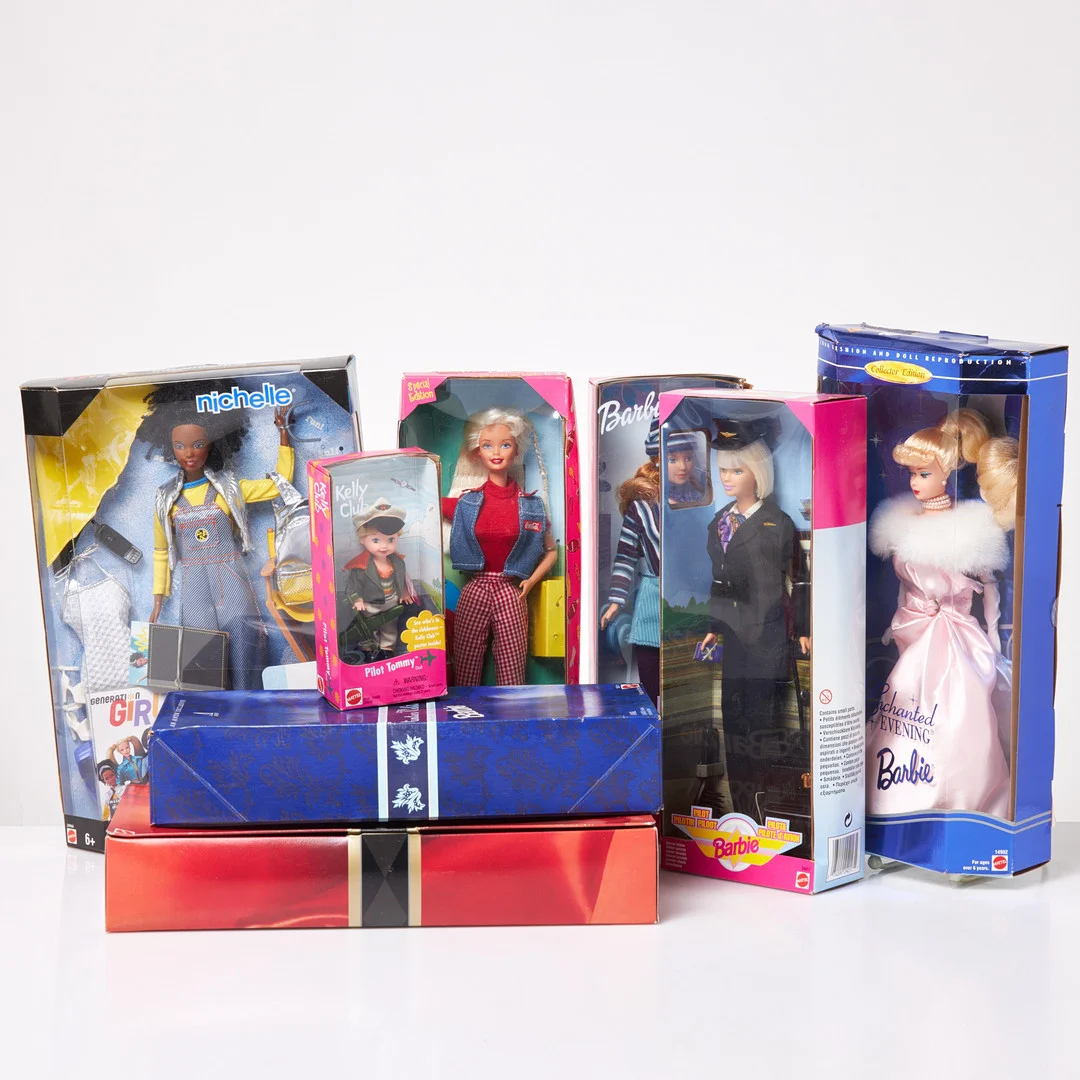 MATTEL, Barbie, 8 st, i originallådor, 1990-tal. — Dolls & Teddybears — Stockholms Auktionsverk Sickla