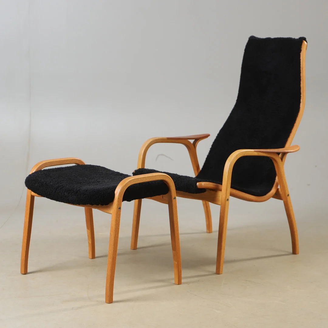 YNGVE EKSTRÖM. Fåtölj med fotpall, "Lamino", ek och teak med fårskinnsklädsel, Swedese. — Armchairs & Chairs — Helsingborgs Auktionskammare