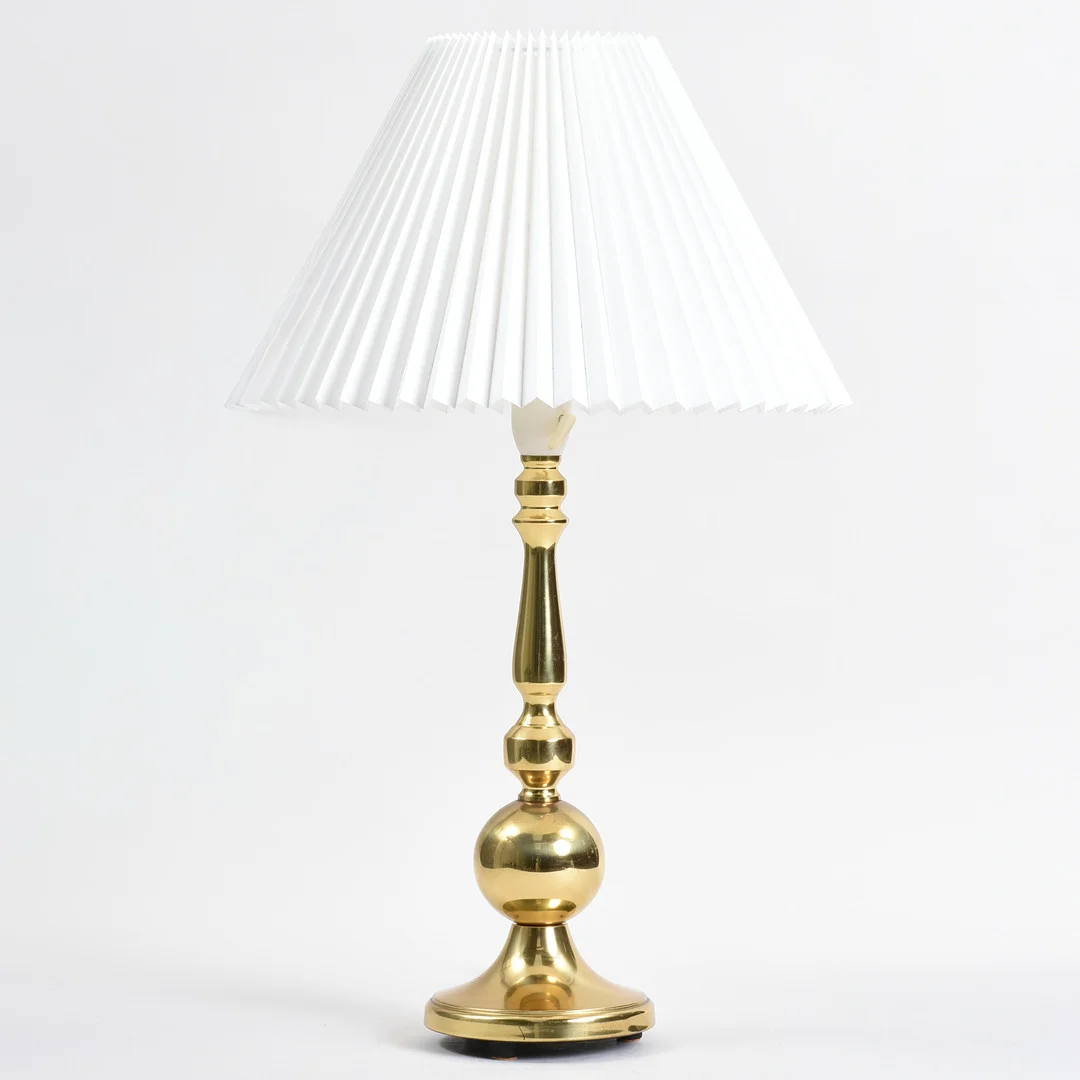 BORDLAMPE I MESSING. Kugleformet skaft. Danmark, 1970'erne. — Table Lamps — Sørensen Auktioner