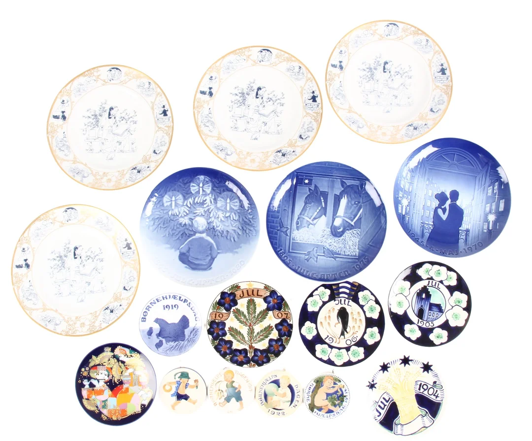 Collection of aluminum Christmas plates etc. (17) — Glass, porcelain and ceramics/Vases, bowls, dishes — Lauritz