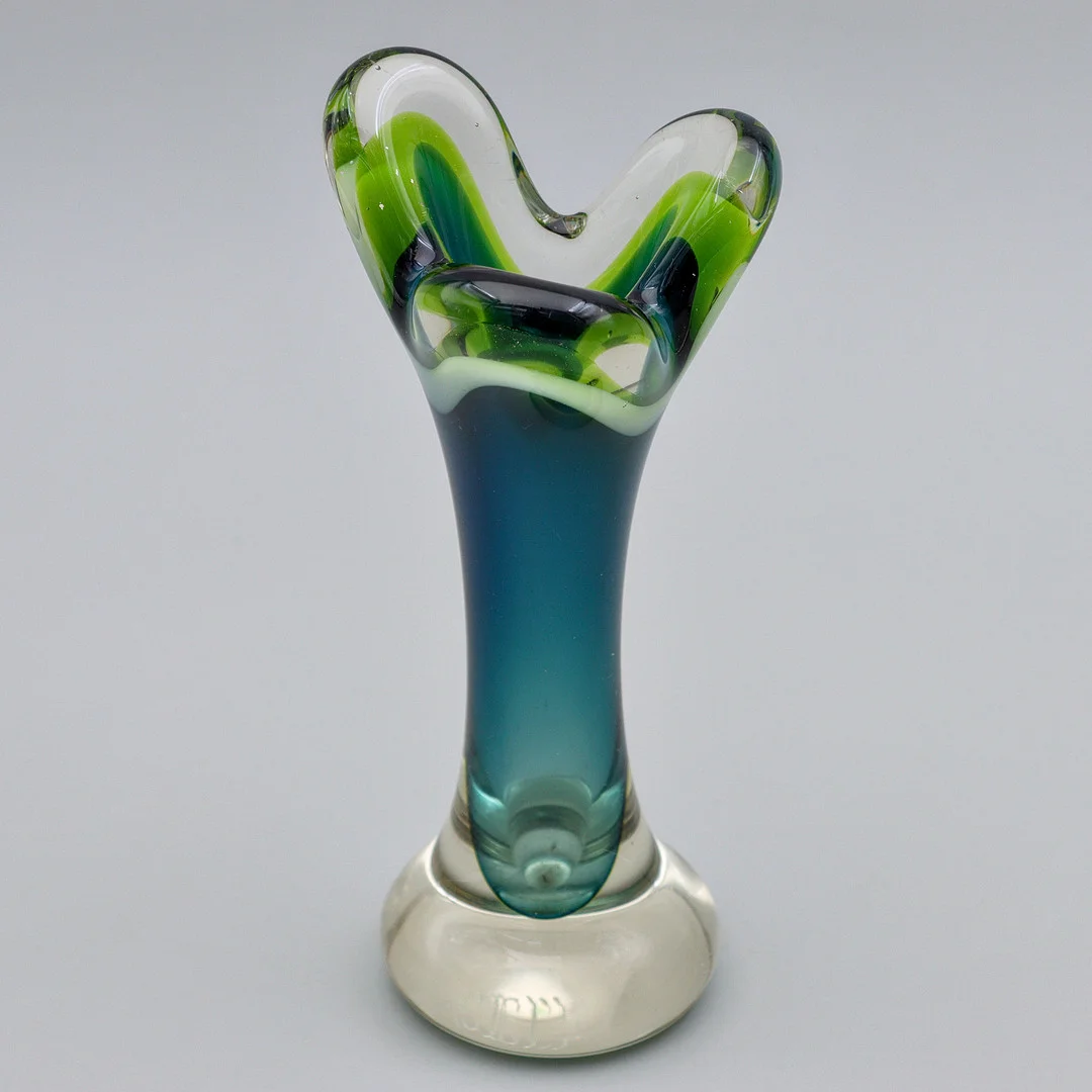 PAUL KEDELV, VAS "HUNDBEN" FLYGSFORS, SIGNERAD, DATERAD 1953. — Art glass — Auktionskammaren Sydost Kalmar