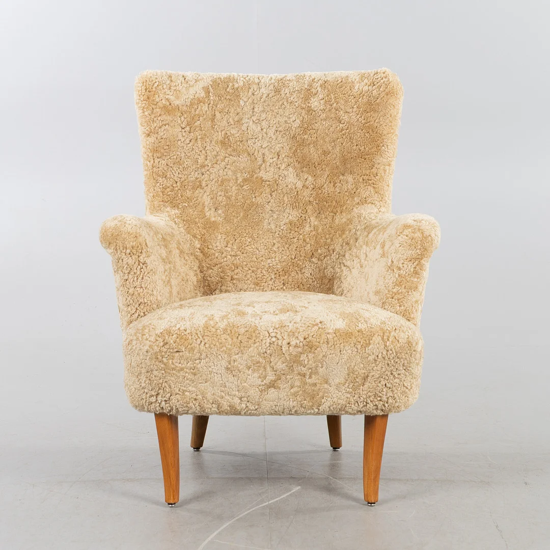 CARL MALMSTEN. Fåtölj "Stora Furulid", AB O.H Sjögren, 1900-talets andra hälft, klädd i fårskinnspäls Honey. — Armchairs & Chairs — Stockholms Auktionsverk Helsingborg