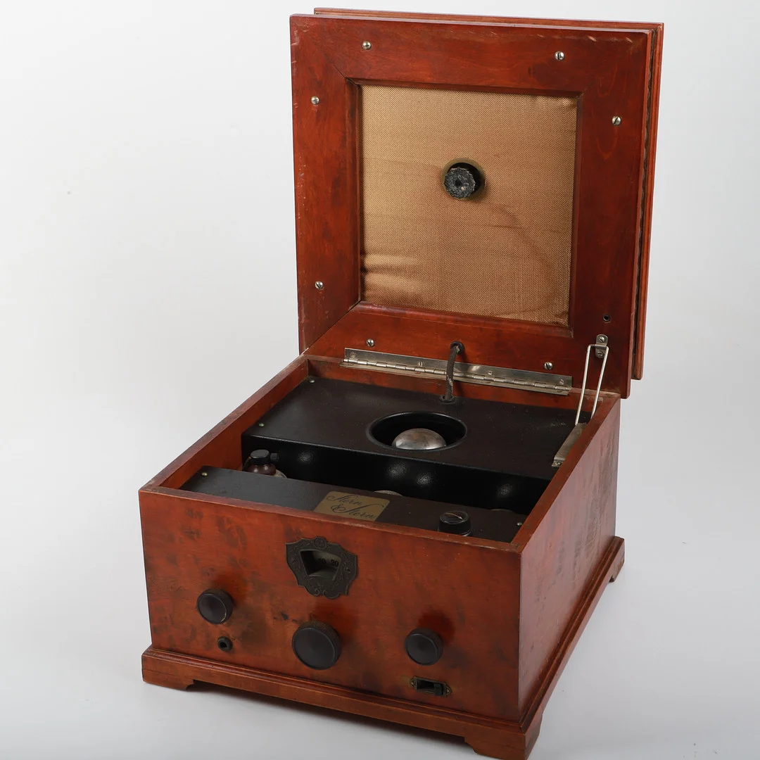 RADIO, trä/metall, Stern & Stern, Stockholm, 1920/30-tal. — Miscellaneous — Helsingborgs Auktionskammare