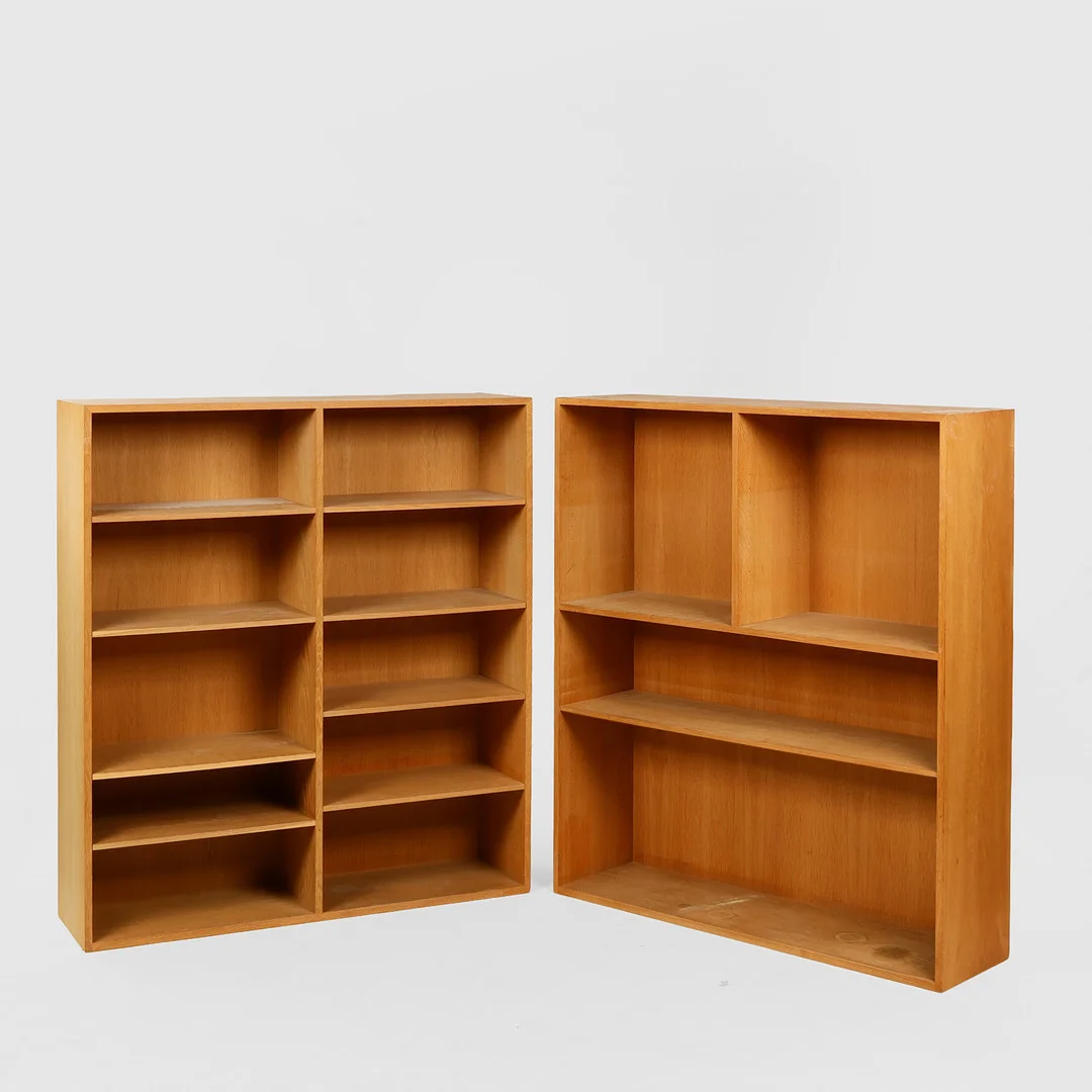 KAJ WINDING. Par bogreoler af eg. Fremstillet hos snedkermester P. Jeppesen. Danmark, 1960'erne. (2). — Cupboards, Cabinets & Shelves — Palsgaard Kunstauktioner