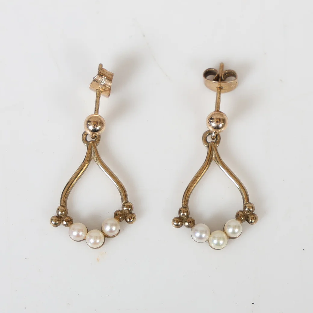 A PAIR OF 9CT GOLD PEARL EARRINGS. — Earrings — Bishop & Miller