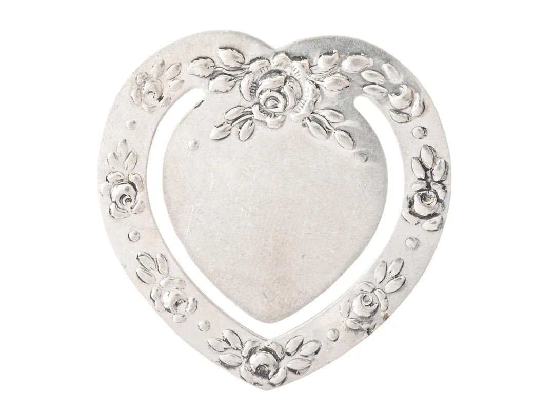 SEDELKLÄMMA, silver, blomdekor, mått ca 3,7 x 3,7 cm, vikt ca 3,7 g. — Silver/Övrigt — Kaplans