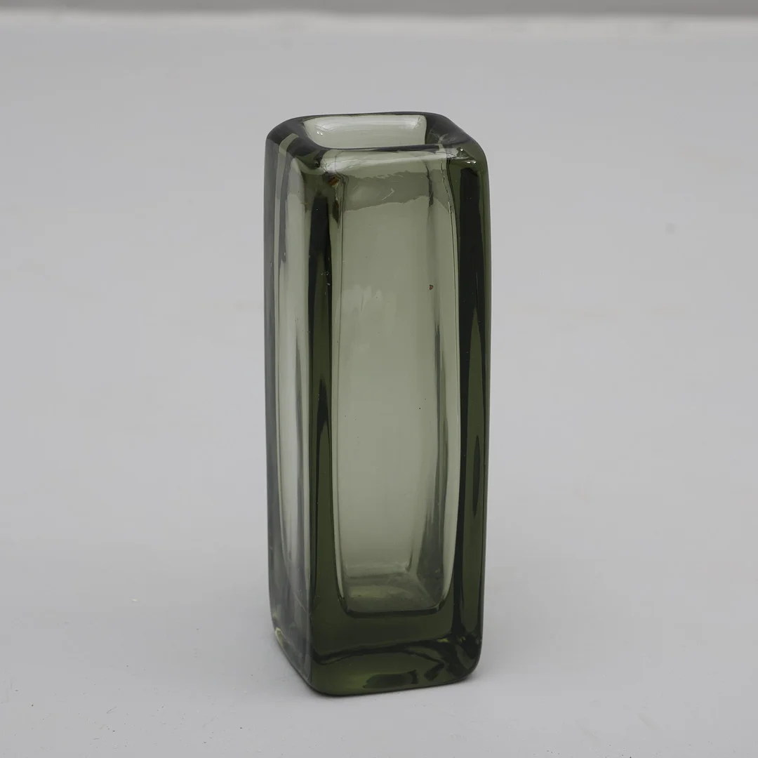 VICKE LINDSTRAND. VAS, glas, kvadratisk, för Kosta, signerad. — Art glass — Södermanlands Auktionsverk