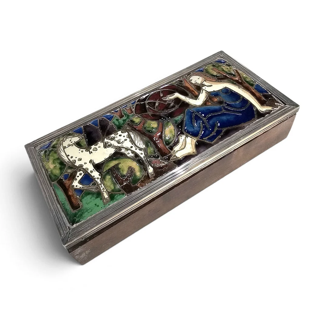 Caja en plata con esmalte "Mujer y caballo" en vivos colores. — Pewter, Brass & Copper — Arce Auctions