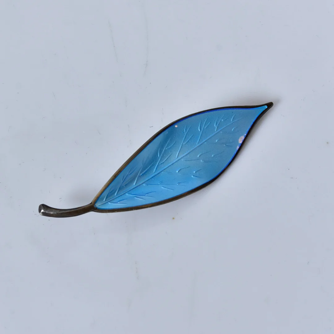DAVID ANDERSEN. brosch, förgyllt stelingsilver, lövformad. — Brooches & Pendants — Halmstads Auktionskammare