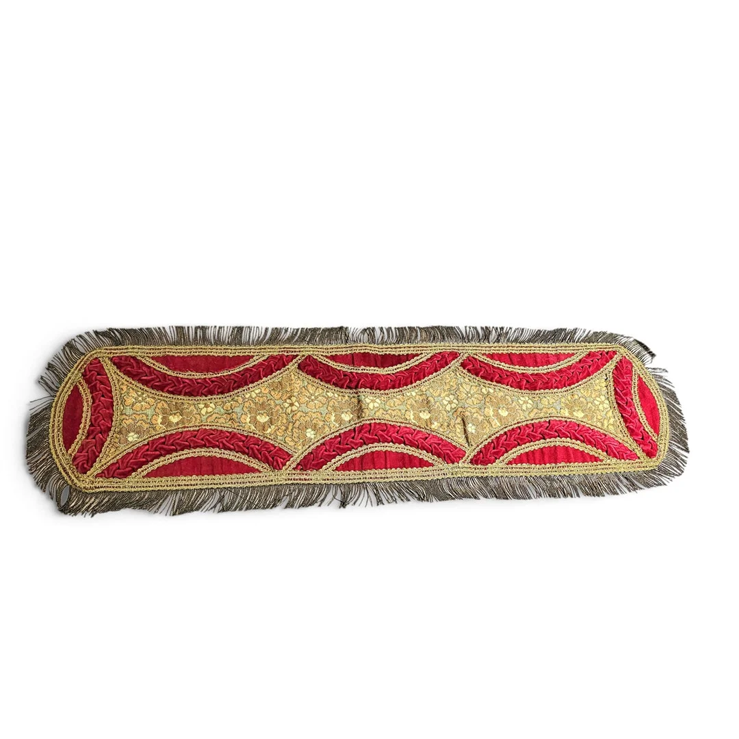 Tapete de mesa antiguo de terciopelo granate y tapicería de flores con pasamanería a tono doré. — Carpets — Arce Auctions