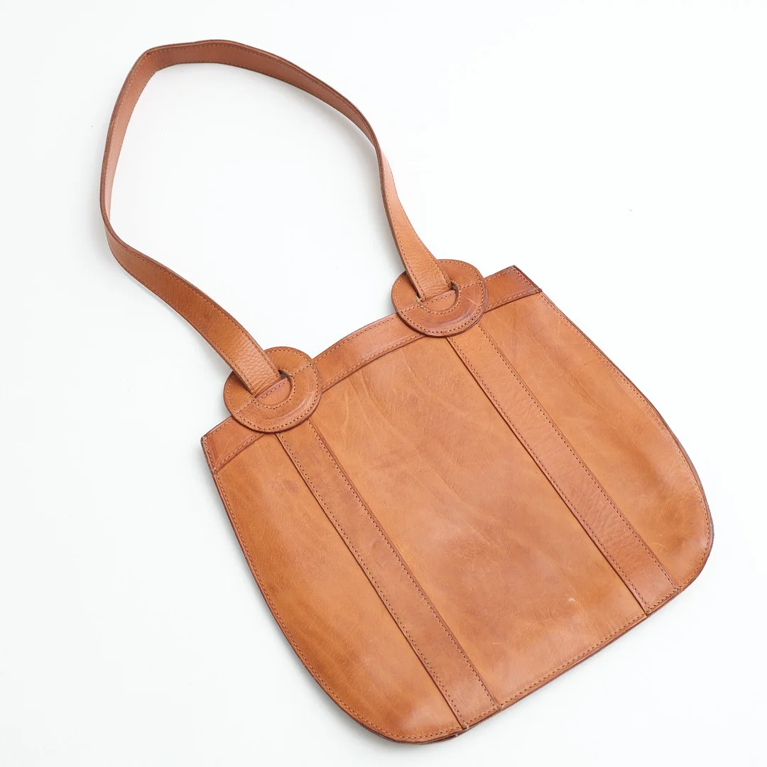 VÄSKA, läder, 1970-tal. — Vintage & Designer Fashion — Auktionshuset Thelin & Johansson