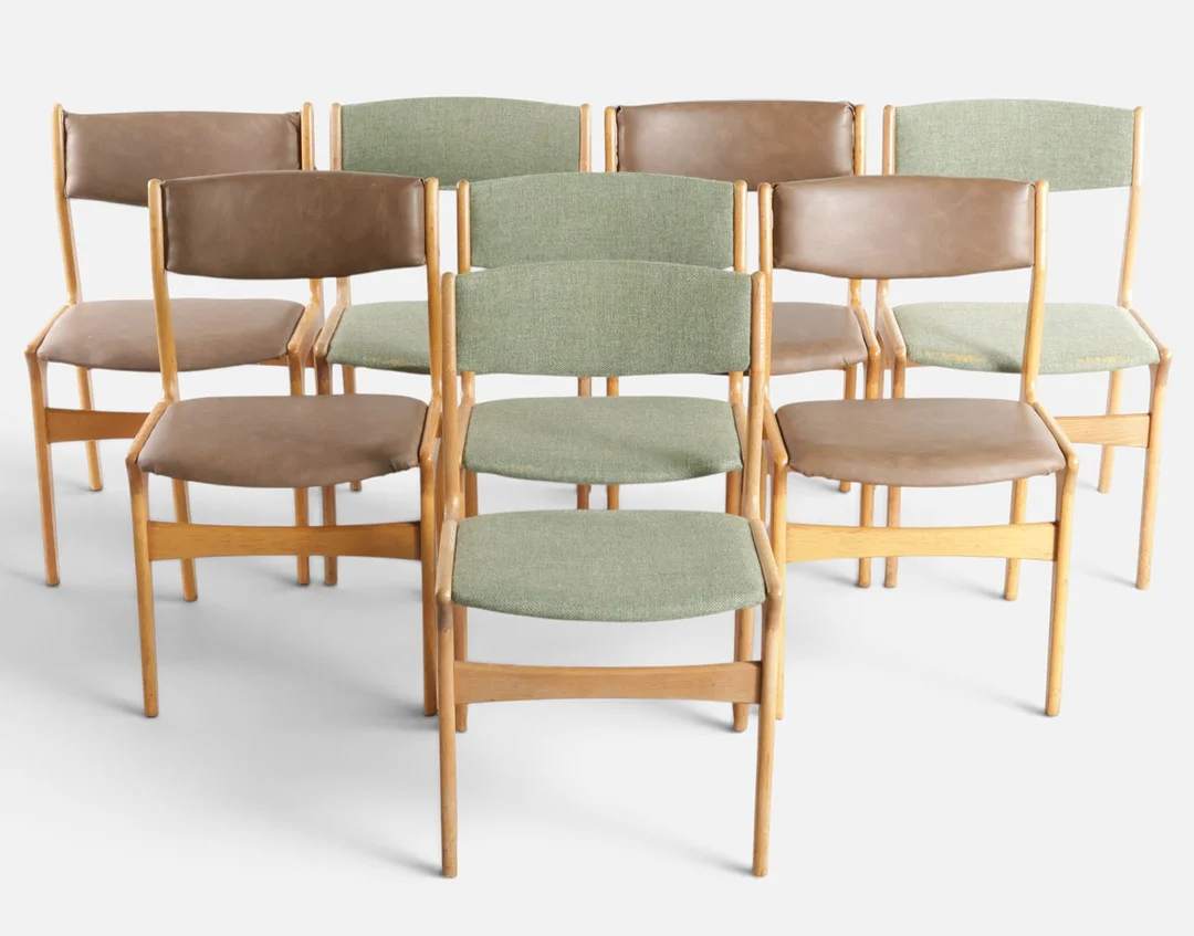 Sæt på otte spisestole med stel af eg, sæde og ryg betrukket med hhv. kunstlæder og uld. Udført og mærket hos Nova, Danmark, 1960-70'erne (8). — Armchairs & Chairs — Woxholt Auktionshus