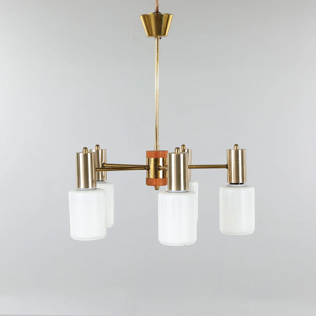 Skandinavisk lampeproducent. Lysekrone af teak, aluminium og glas, 1950'erne. — Ceiling lights — Bidstrup Auktioner