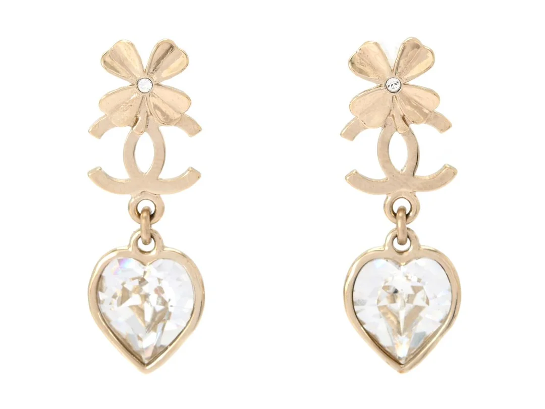 CHANEL, ÖRHÄNGEN, Boucles Oreilles CC, guldfärgad metall, vita stenar, 3,5x1,5 cm, vikt 3,4 g, märkt B22, S, år 2022, originalkvitto från 2022, originalask. Very Good Condition. — Smycken/Örhängen — Kaplans