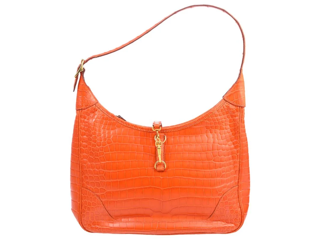 HERMÈS, VÄSKA, Hobo Bag, orange Crocodile Porosus läder, guldfärgade beslag, 30,5x29x9 cm, märkt square, år 1997-2014, dustbag. Very Good Condition. — Accessoarer/Väskor — Kaplans