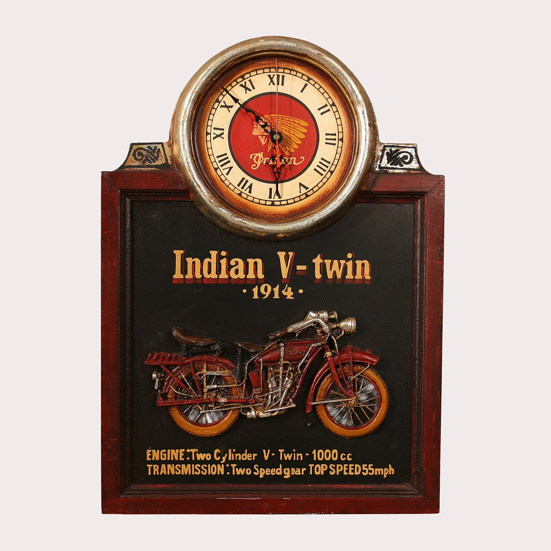VÄGGUR INDIAN V-Twin, konstmassa, bemålad och med pålagd metall. Quartz urverk. Modern tillverkning. — Wall Clocks — Limhamns Auktionsbyrå