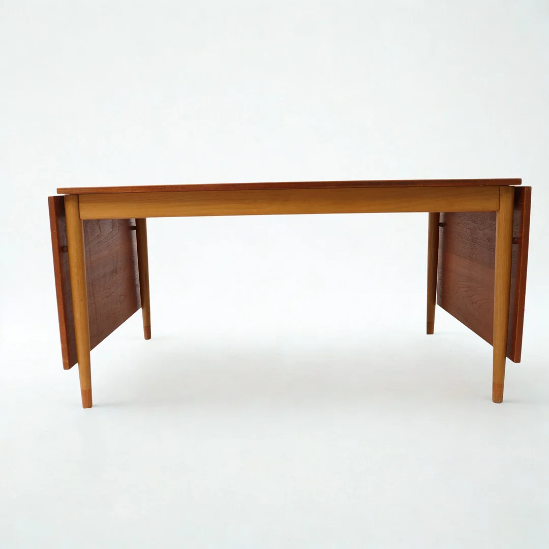 BØRGE MOGENSEN. Bord, Karl Andersson & Söner, 1900-tales andra hälft. Teak och ek, stämplad "Svensk fur" Med två påhängbara fällskivor. — Dining tables — Falun Auktionsbyrå