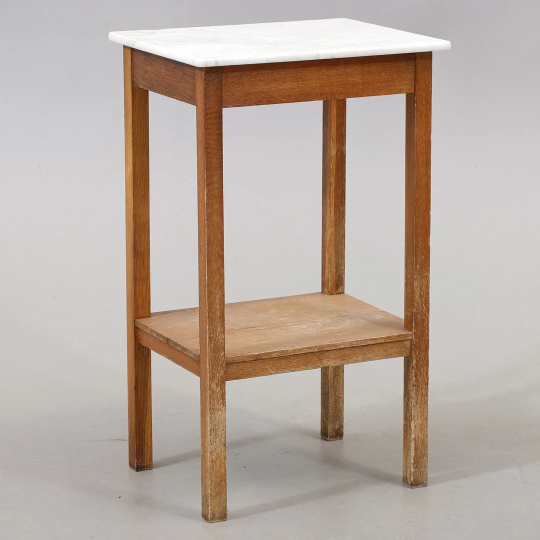 SÄNGBORD, med stenskiva, ek, 1900-talets första hälft. — Tables — Växjö Auktionskammare
