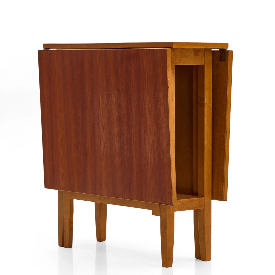 KLAFFBORD, skiva fanerad i teak, 1900-talets mitt. — Tables — Crafoord Auktioner Stockholm