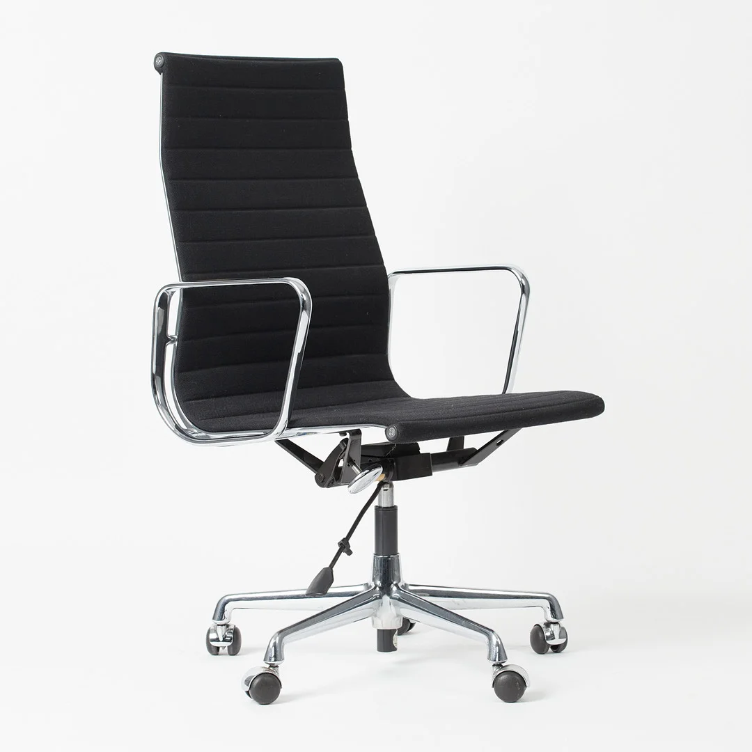 CHARLES & RAY EAMES. Vitra, Bürostuhl / Armchair, Modell 'EA 118', Aluminium, Hopsak, Entwurf 1958, Deutschland. — Armchairs & Chairs — Stockholms Auktionsverk Köln