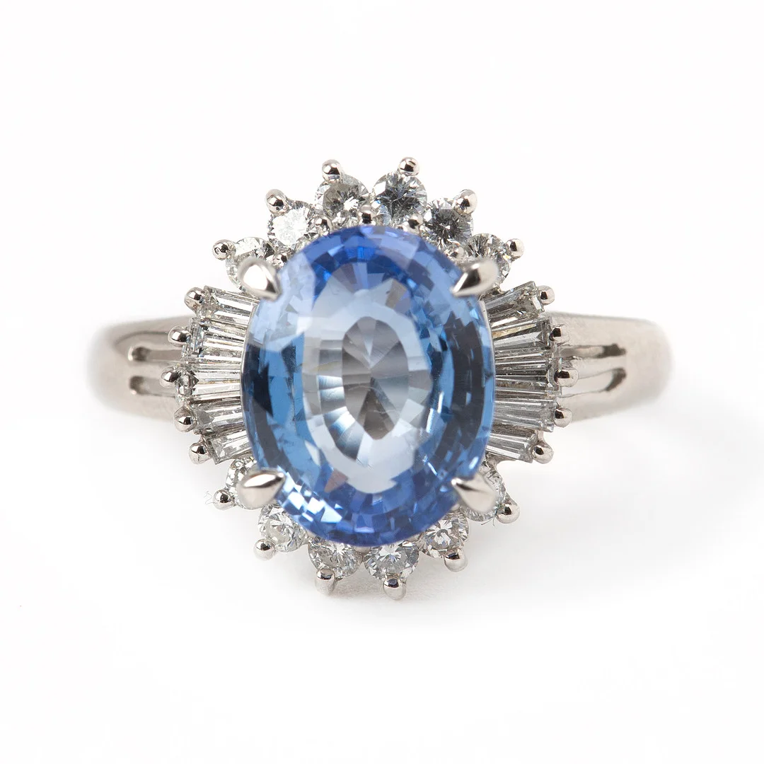 RING, platina med briljantslipade och trapetsslipade diamanter, totalt 0.50 ct, samt ovalslipad safir 3.67 ct. — Rings — Stockholms Auktionsverk Göteborg