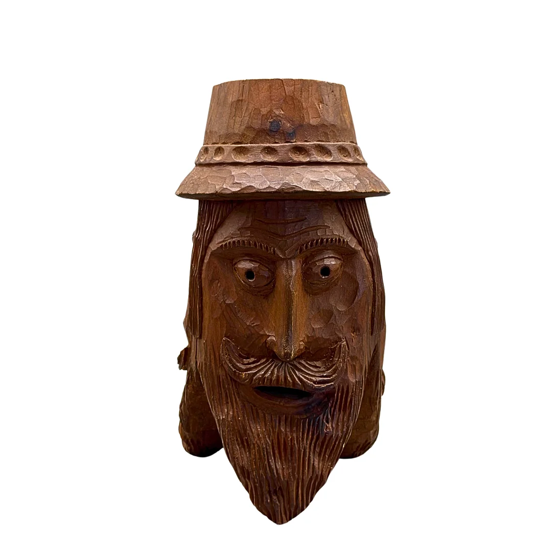 HANDGESCHNITZTE HOLZSKULPTUR EINES BÄRTIGEN MANNES MIT HUT. — Sculptures & Bronzes — Auktionshaus Stuber's Hammerschlag
