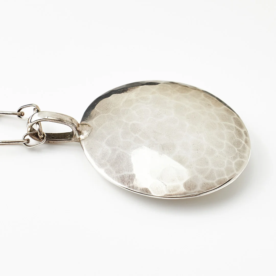 SILVERSMEDERNA DAHLQUIST & BARVE, Hänge, kedja, sterlingsilver, Visby 1994. — Brooches & Pendants — Stockholms Auktionsverk Magasin 5
