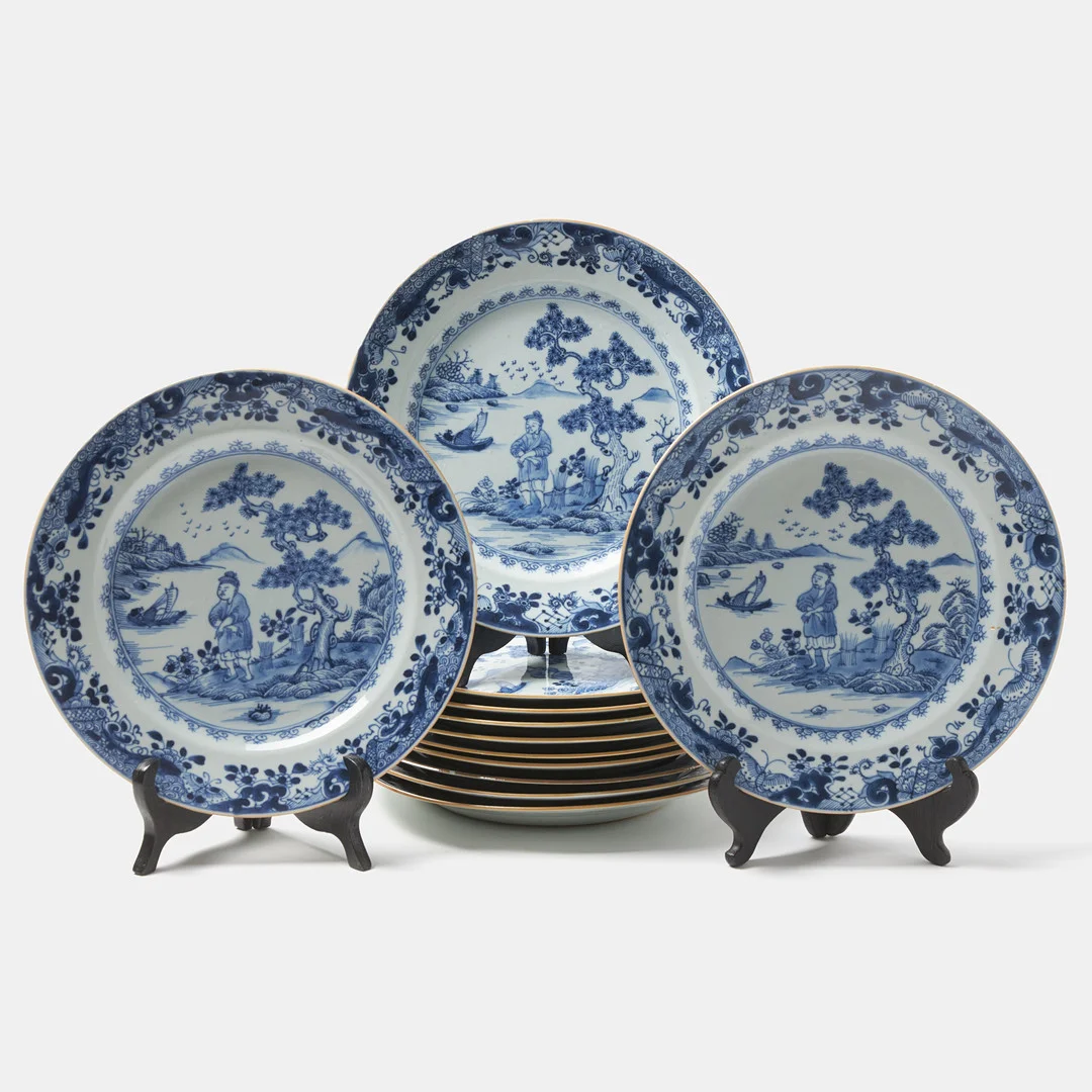 TALLRIKAR. 12 st, porslin, Qianlong (1736-1795), underglasyrblått av bl.a. figur i flodlandskap. — Oriental — Stockholms Auktionsverk Sickla